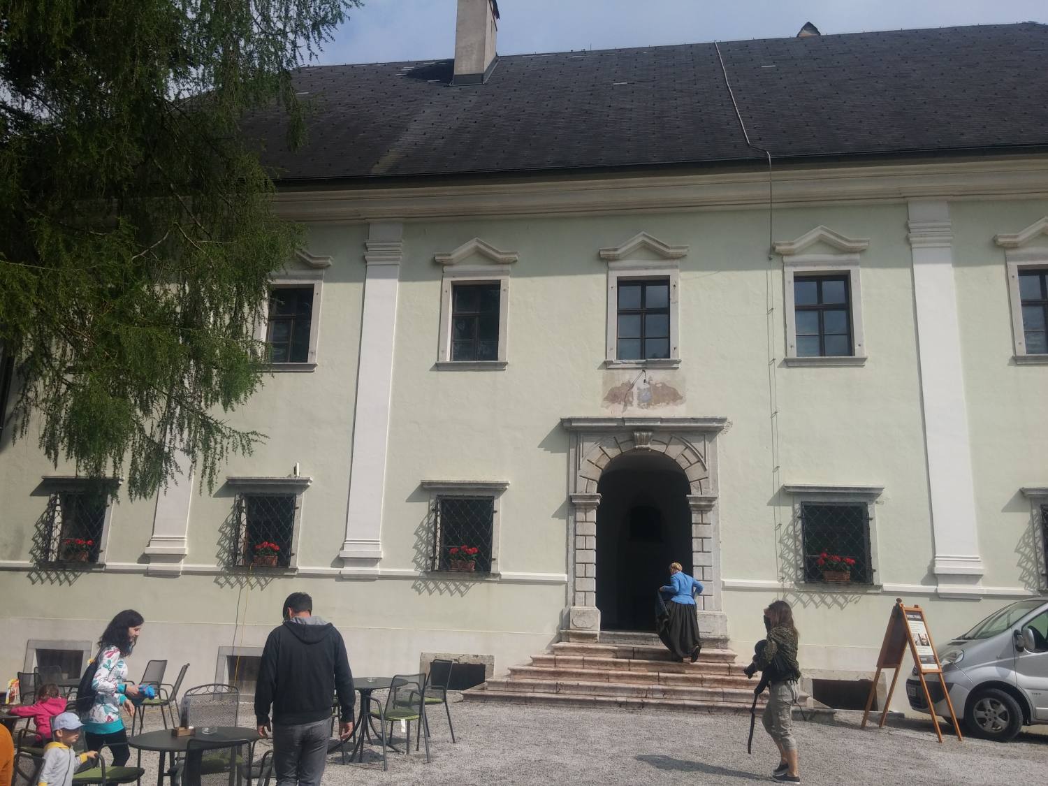 Dvorec Visoko-Visoko pri Poljanah 808