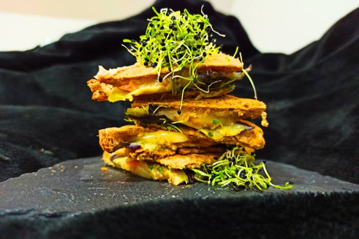 Toast s kalčki in dimljenim lososom